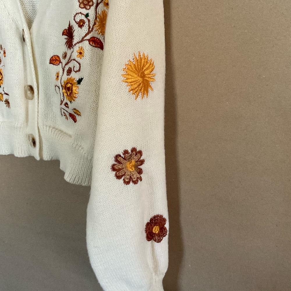 Romwe Embroidered Floral Cream Cardigan Sweater size L - Picture 2 of 9